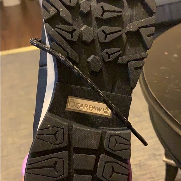 Like new women’s bearpaw boots - Picture 3 of 5